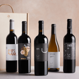 Botellas de distintos Vinos Urpina negros colocados uno al lado del otro, junto con una botella del blanco  Gebrada.  